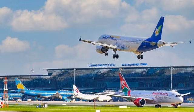 Cao điểm Tết: Máy bay hết sạch chỗ, vé xe khách không mua nổi 