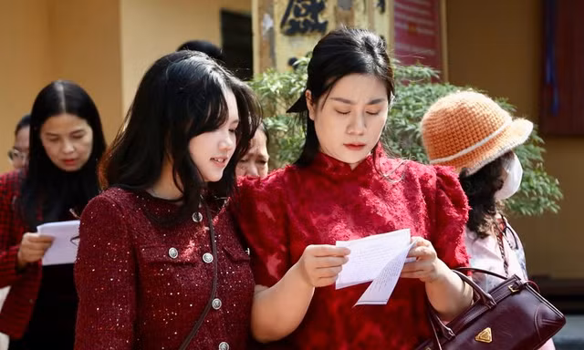 Hàng vạn du khách đổ về ngôi đền thiêng nhất Ninh Bình 