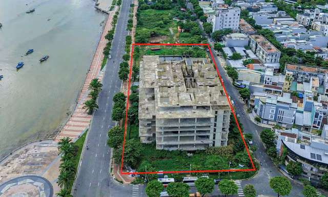 'Đột nhập' dự án phức hợp cao cấp khởi công xong... bỏ hoang