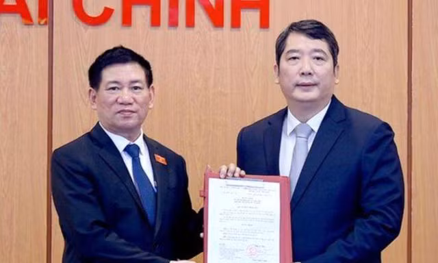 Thừa ủy quyền của Thủ tướng Chính phủ, ông Hồ Đức Phớc - Ủy viên BCH Trung ương Đảng, Bí Thư Ban cán sự Đảng, Bộ trưởng Bộ Tài chính đã trao quyết định bổ nhiệm cho ông Cao Anh Tuấn.