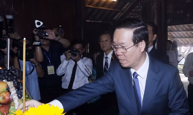 Chủ tịch nước Võ Văn Thưởng dâng hương tưởng niệm cố Chủ tịch Tôn Đức Thắng