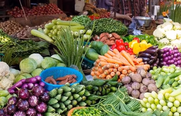 Rau xanh chợ dân sinh Hà Nội tăng giá gấp 2 lần 