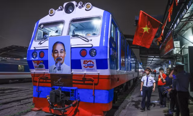 Xúc động hình ảnh đoàn tàu Thống Nhất đặc biệt nhất 50 năm rời ga Hà Nội 