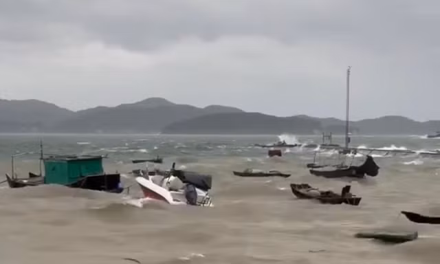 Dành tiền cả năm để đi du lịch thì gặp... bão