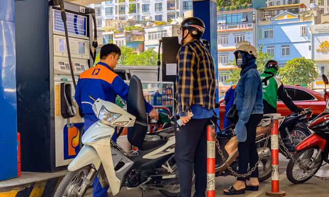 Nhập 100.000m3 xăng dầu chấm dứt 'cơn sốt' chưa từng có tại TPHCM