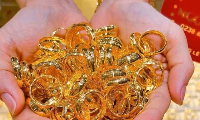 'Tôi bán 100 chỉ vàng nhẫn lãi trên 300 triệu đồng'