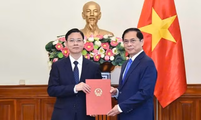 Thứ trưởng Bộ Ngoại giao Ngô Lê Văn nhận thêm chức vụ mới