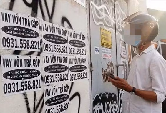 Doanh nghiệp có tiếng cũng dán quảng cáo 'dạo', mới sáng đã bị dán đầy nhà 