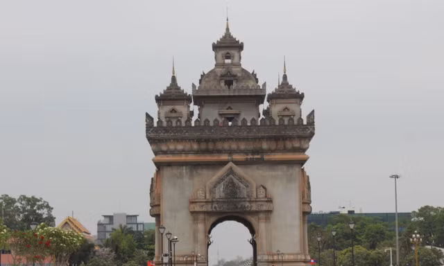 Khám phá công trình được coi như Khải hoàn môn của người Lào
