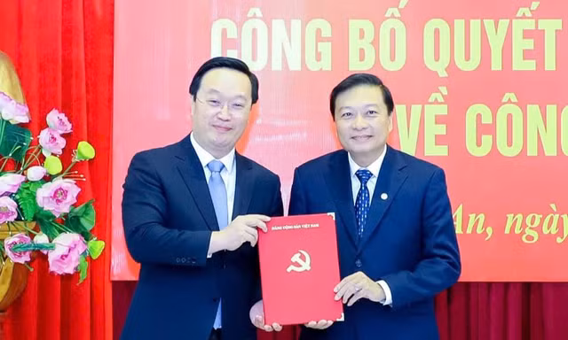 Chuẩn y chức Phó Bí thư Tỉnh ủy Nghệ An với ông Lê Hồng Vinh