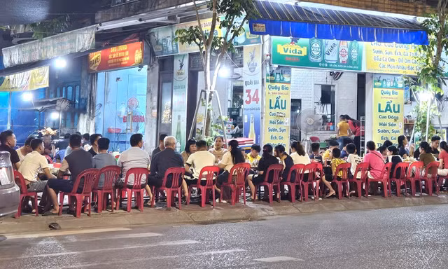 Quán bia đông nghịt người 'hạ nhiệt' nóng bức kỷ lục
