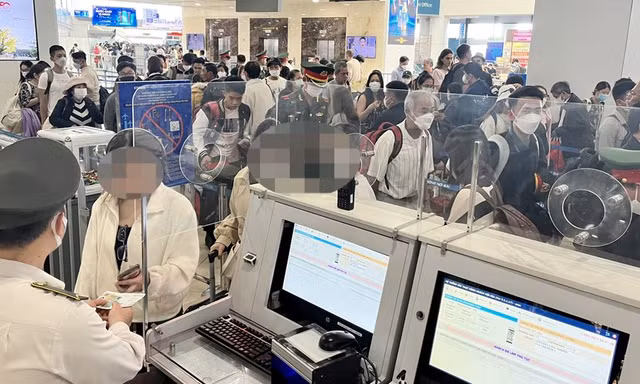 Cấm bay 1 năm nữ hành khách dùng giấy tờ giả 