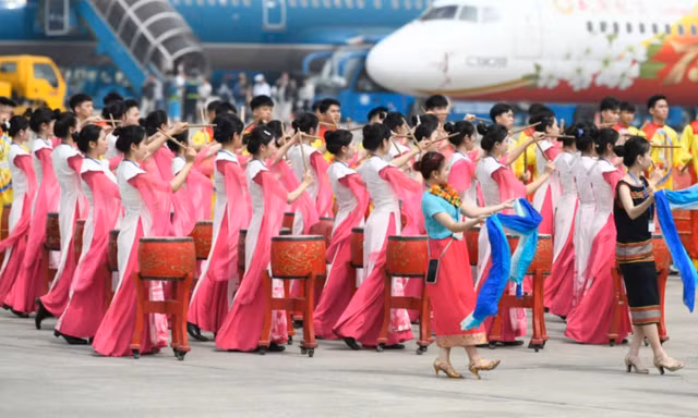 Cờ hoa rực rỡ đón Tổng Bí thư, Chủ tịch Trung Quốc Tập Cận Bình tại sân bay 