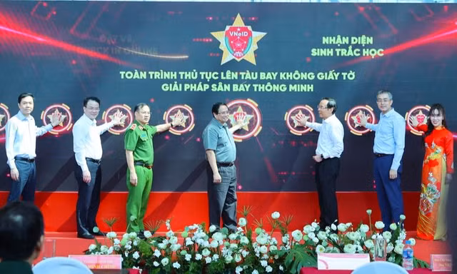 Thủ tướng bấm nút kích hoạt VNeID đi máy bay tại Tân Sơn Nhất