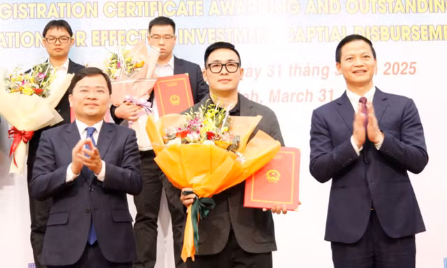 Bí thư Tỉnh ủy Bắc Ninh Nguyễn Anh Tuấn (bên trái) và Chủ tịch UBND tỉnh Bắc Ninh Vương Quốc Tuấn trao chứng nhận đầu tư cho doanh nghiệp. Ảnh: Nguyễn Thắng