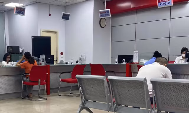 Hết cảnh đông nghịt người chờ xác thực sinh trắc học ở ngân hàng 