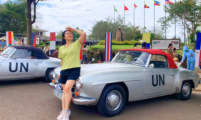 Du khách đua nhau check-in với dàn xe cổ cực hiếm của ông Đặng Lê Nguyên Vũ 