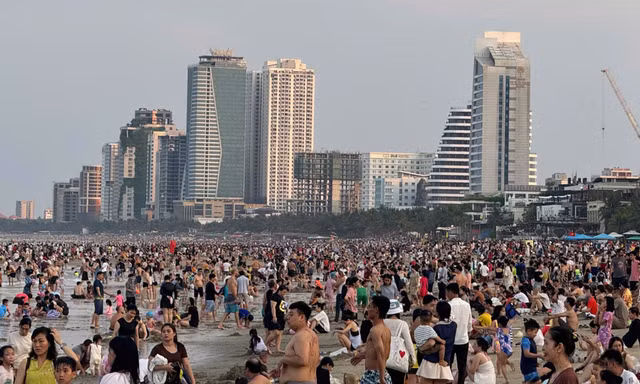 Đông nghịt người tắm biển Đà Nẵng 