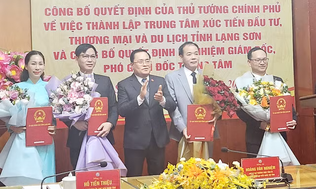Ban lãnh đạo Trung tâm Xúc tiến đầu tư Thương mại và Du lịch tỉnh Lạng Sơn nhận Quyết định bổ nhiệm. Ảnh: Duy Chiến 