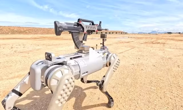 Quân đội Trung Quốc trình diễn chó robot chiến đấu được trang bị súng trường tấn công trong một cuộc tập trận chung với Campuchia gần đây. Ảnh: CCTV. 