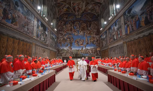 Giáo hoàng Francis rời Nhà nguyện Sistine sau khi được bầu làm giáo hoàng và ngay trước khi xuất hiện lần đầu tiên trên ban công trung tâm của Vương cung thánh đường Thánh Peter vào ngày 13/3/2013 tại Vatican. Ảnh: L'Osservatore Romano.