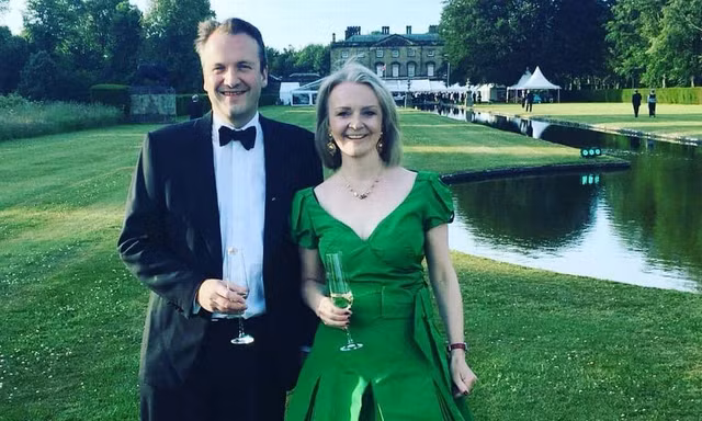 Bà Liz Truss và ông Hugh O'Leary kết hôn năm 2000. Ảnh: Instagram.