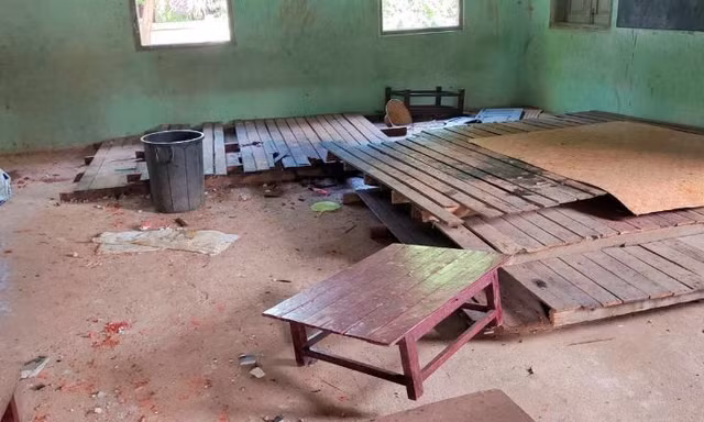 Bên trong ngôi trường bị ảnh hưởng bởi cuộc không kích của quân đội Myanmar. Ảnh: Reuters.