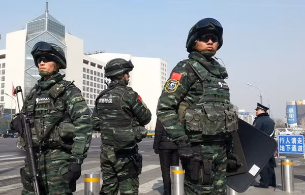 Đặc nhiệm Báo Tuyết (một đơn vị chống khủng bố của Trung Quốc) làm nhiệm vụ trên đường phố Bắc Kinh. Ảnh: China Daily.