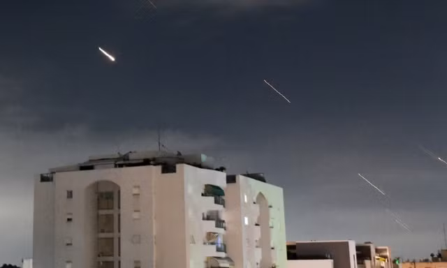 Hệ thống phòng không Vòm Sắt của Israel phóng tên lửa từ miền trung Israel để đánh chặn tên lửa bắn từ Iran vào sáng sớm 14/4. Ảnh: AP.