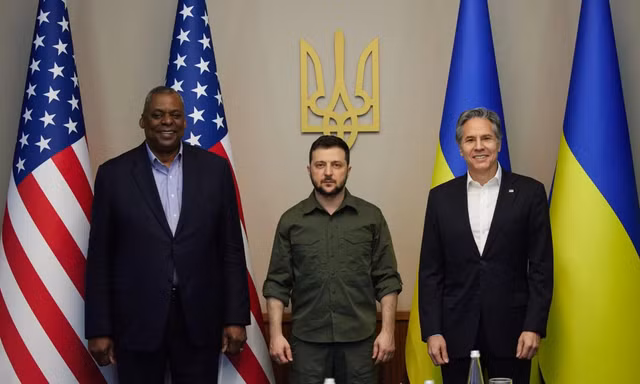 Tổng thống Ukraine Volodymyr Zelensky (giữa) gặp phái đoàn Mỹ bao gồm Ngoại trưởng Antony Blinken (phải) và Bộ trưởng Quốc phòng Lloyd Austin ngày 24/4 tại thủ đô Kiev của Ukraine. Ảnh: Văn phòng Báo chí Tổng thống Ukraine.