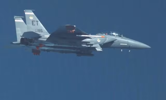 Không quân Mỹ thử nghiệm siêu bom GBU-72 nặng 2,5 tấn. Ảnh: US Air Force. 