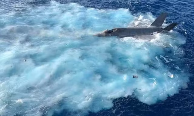 Xác chiếc máy bay tàng hình F-35C của Hải quân Mỹ rơi xuống Biển Đông hồi đầu tuần. Nguồn: Twitter.