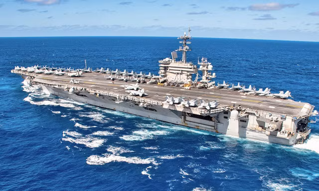 Tàu sân bay Mỹ Theodore Roosevelt đi qua Thái Bình Dương ngày 25/1. Ảnh: US Navy.
