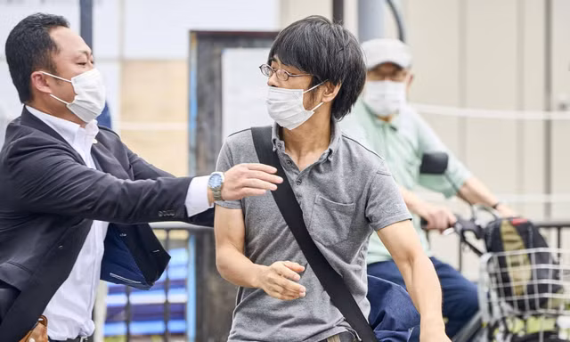 Một nhân viên an ninh tóm được Tetsuya Yamagami sau khi người đàn ông 41 tuổi này bắn 2 phát nhằm vào cựu Thủ tướng Abe Shinzo ở thành phố Nara trưa 8/7. Ảnh: Kyodo.