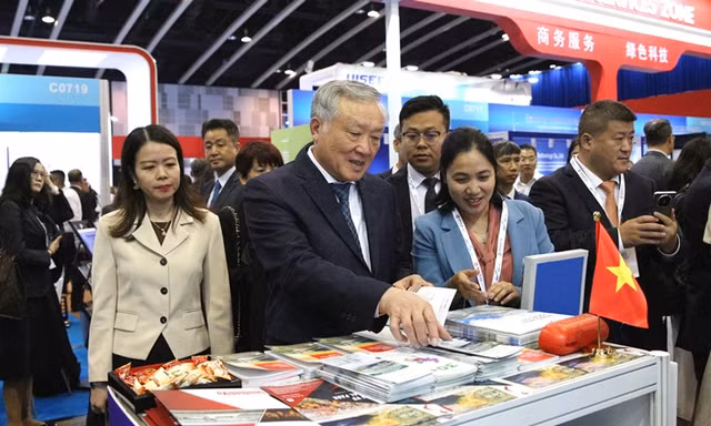 Phó Thủ tướng Thường trực Nguyễn Hoà Bình tham quan gian hàng Việt Nam tại Hội nghị Thượng đỉnh Vành đai - Con đường lần thứ 9. Nguồn: Dangcongsan.vn.