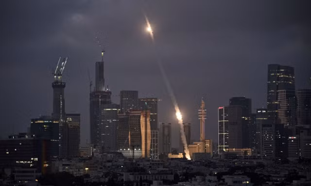 Hệ thống phòng không Iron Dome của Israel khai hỏa để đánh chặn các tên lửa bay qua Tel Aviv sáng 14/6/2025. Ảnh: AP. 
