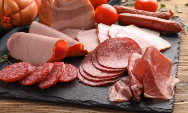 Người có nguy cơ cao bị nhiễm vi khuẩn listeria không nên ăn thức ăn có nguy cơ cao nhiễm khuẩn như: pate, xúc xích, thịt hộp, thịt nguội hoặc thịt hun khói, hoặc các loại xúc xích lên men hoặc khô. Ảnh: Getty Images.