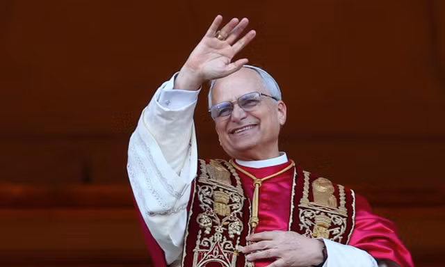 Giáo hoàng Leo XIV vẫy tay từ Vương cung thánh đường Thánh Peter trước hàng chục nghìn người. Ảnh: Reuters.