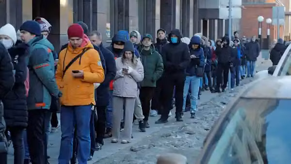 Xếp hàng chờ sử dụng máy rút tiền ATM ở thành phố Saint Petersburg, Nga. Ảnh: Reuters.