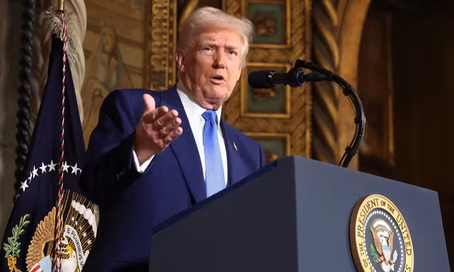 Tổng thống Mỹ Donald Trump phát biểu với các phóng viên tại Mar-a-Lago, Palm Beach, Florida, ngày 18/2/2025. Ảnh: AP.