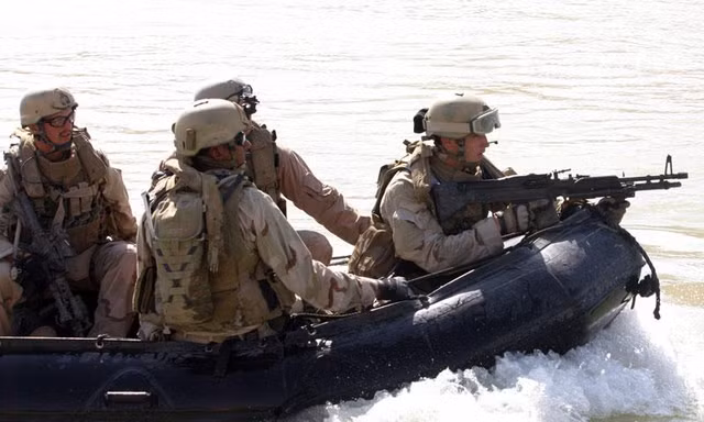 Lính Mỹ tuần tra trên thuyền tấn công làm bằng cao su có gắn động cơ. Ảnh: Military Factory.