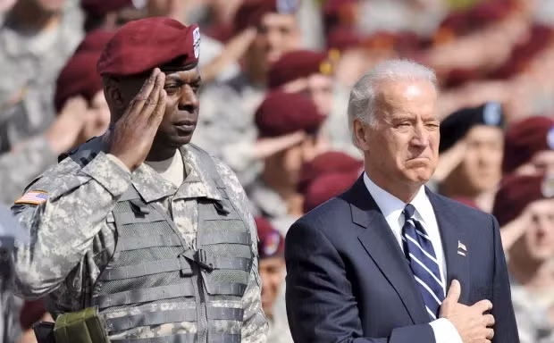 Tổng thống Mỹ Joe Biden và Bộ trưởng Quốc phòng Mỹ Lloyd Austin. Ảnh: The Sun.