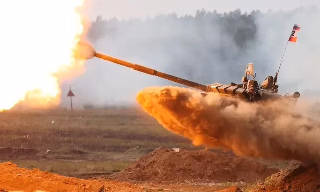 Các lực lượng Ukraine biết cách lái và sửa chữa những chiếc xe tăng đời cũ như T-72. Trong ảnh: một chiếc xe tăng T-72B3M tại Diễn đàn Kỹ thuật và Quân sự Quốc tế Army 2021 ở Nga ngày 26/8/2021. Ảnh: TASS.