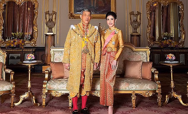 Quốc vương Maha Vajiralongkorn và hoàng quý phi Sineenat Wongvajirapakdi (ảnh chụp tháng 8/2019). Ảnh: Getty Images.