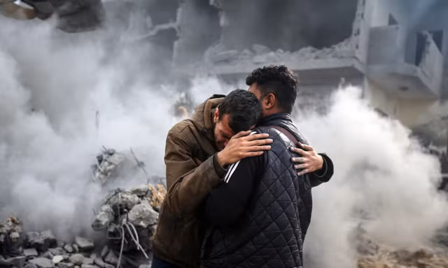 Người dân Palestine đau khổ trước sự tàn phá do cuộc pháo kích của Israel tại Deir Balah ở miền trung Dải Gaza ngày 23/2/2024. Ảnh: NurPhoto.