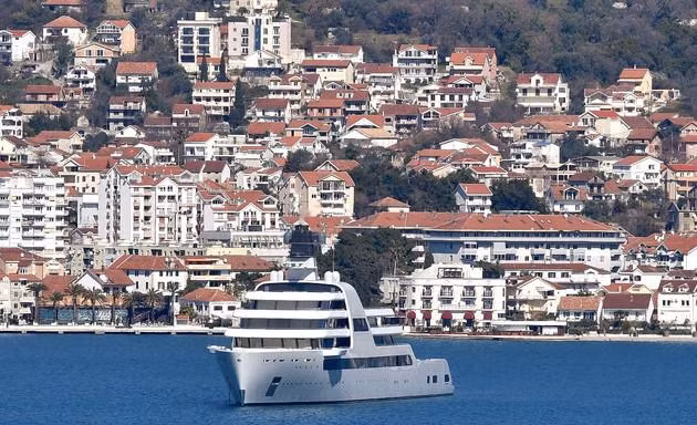 Du thuyền của ông trùm dầu khí và kim loại Nga Roman Abramovich neo đậu ở Montenegro. Ảnh: AP.