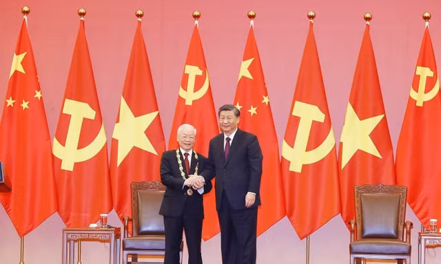 Tổng Bí thư, Chủ tịch Trung Quốc Tập Cận Bình trao Huân chương Hữu nghị tặng Tổng Bí thư Nguyễn Phú Trọng. Ảnh: TTXVN. 