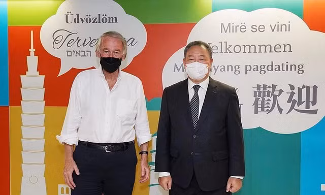 Thượng nghị sĩ Mỹ Ed Markey (trái) và phó lãnh đạo cơ quan đối ngoại Đài Loan Alexander Tah-ray Yui ngày 14/8. Ảnh: The Straits Times. 