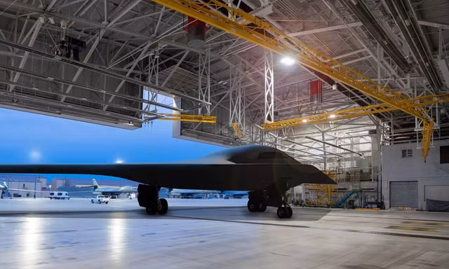 Bản vẽ mô phỏng một chiếc B-21 Raider trong một nhà chứa máy bay tại Căn cứ Không quân Ellsworth. Ảnh: Northrop Grumman. 