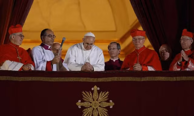 Hồng y Jorge Mario Bergoglio của Buenos Aires, Argentina được bầu làm Giáo hoàng (Giáo hoàng Francis) vào ngày thứ hai của Mật nghị Hồng y (ngày 13/3/2013), trở thành Giáo hoàng đầu tiên đến từ Nam bán cầu và là người đầu tiên không phải người châu Âu được bầu sau gần 1.300 năm. Ảnh: Usccb.org.